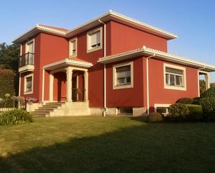 Vista exterior de Casa o xalet en venda en Oleiros amb Calefacció, Jardí privat i Parquet