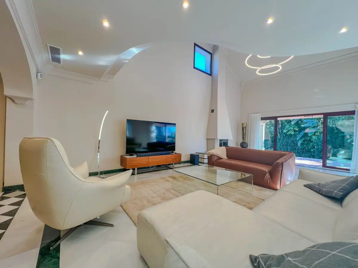Sala de estar de Casa adosada en venta en Benahavís con Aire acondicionado y Terraza