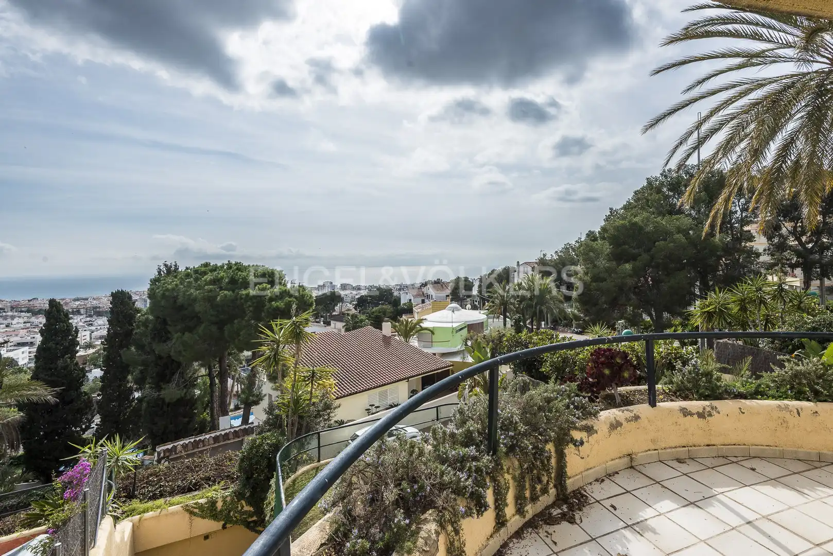 Vista exterior de Casa adosada en venda en Sitges amb Aire condicionat, Calefacció i Jardí privat