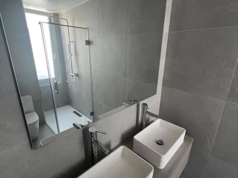 Bany de Pis de lloguer en  Madrid Capital amb Aire condicionat, Terrassa i Piscina