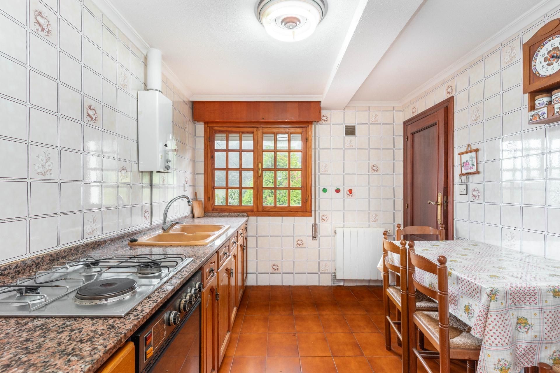 Cuina de Casa o xalet en venda en Candamo amb Calefacció, Jardí privat i Parquet