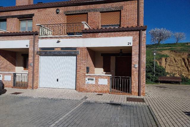 Casa adosada en Venta en Herrenes en Mucientes