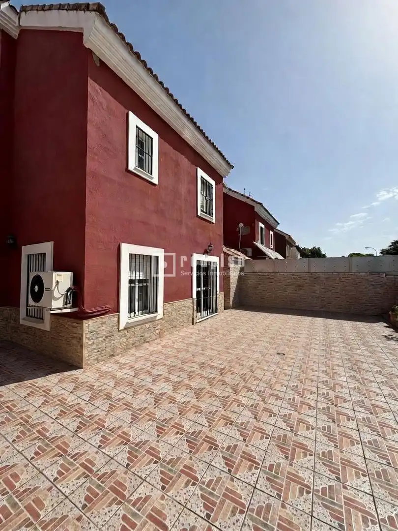 Exterior view of Houses for sale in Mairena del Aljarafe  with Air Conditioner and Terrace