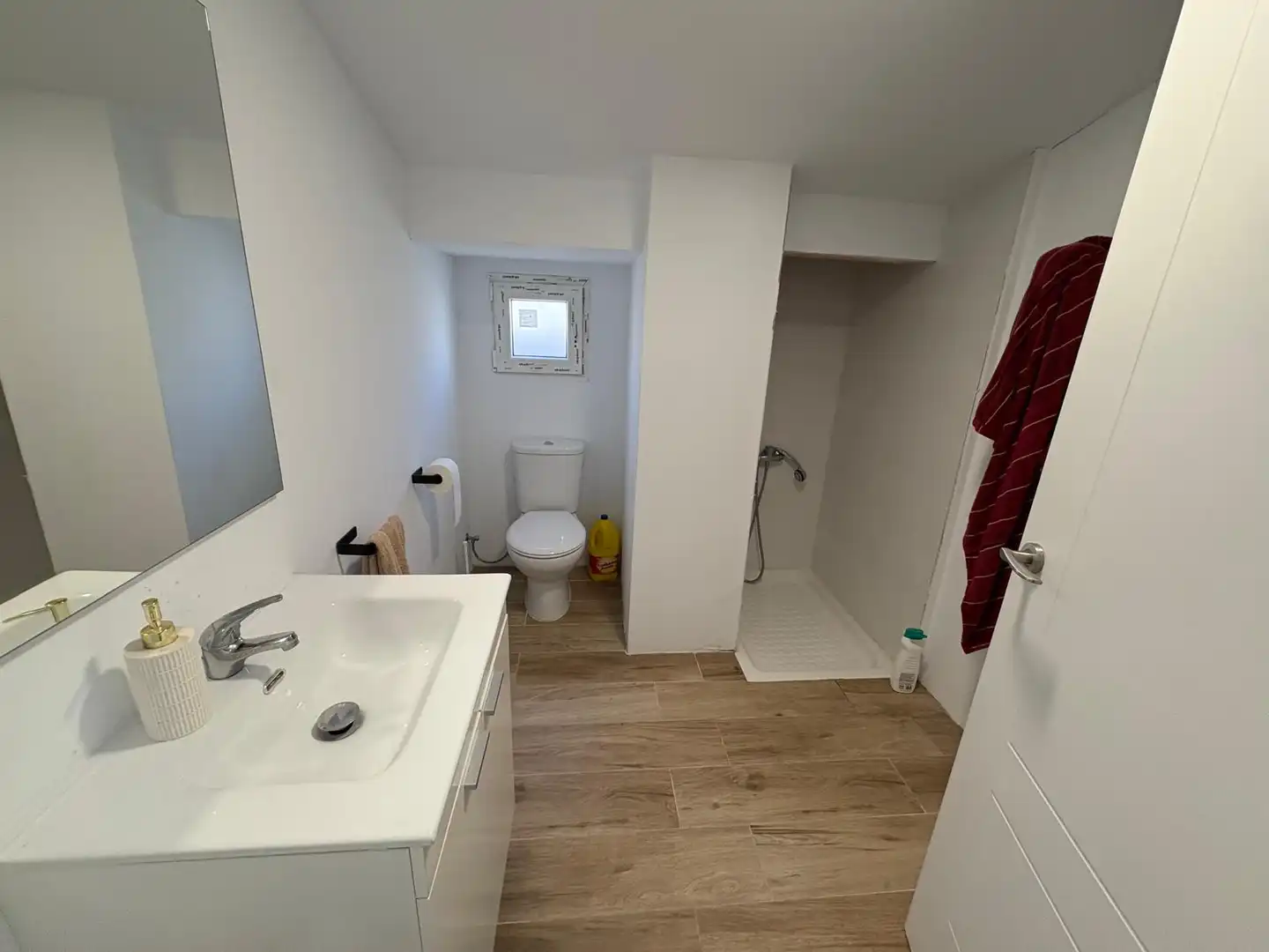 Badezimmer von Einfamilien-Reihenhaus zum Verkauf in Alpicat mit Klimaanlage, Heizung und Privatgarten