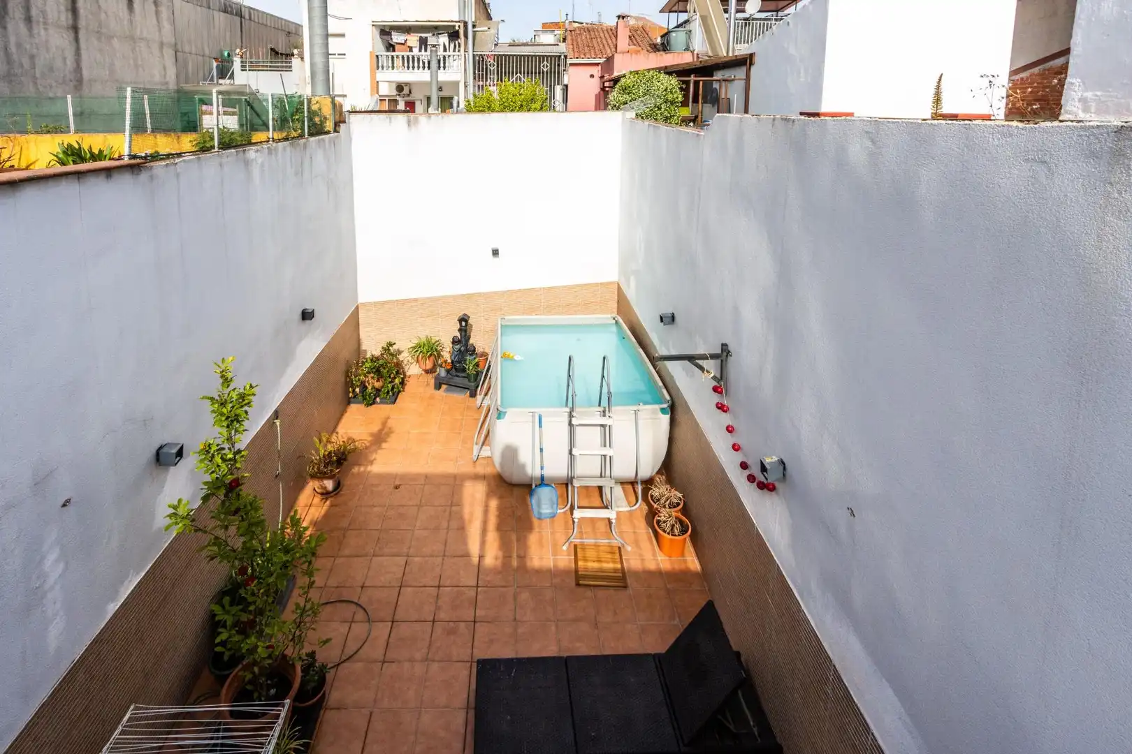 Piscina de Casa adosada en venda en Sabadell amb Aire condicionat, Calefacció i Jardí privat