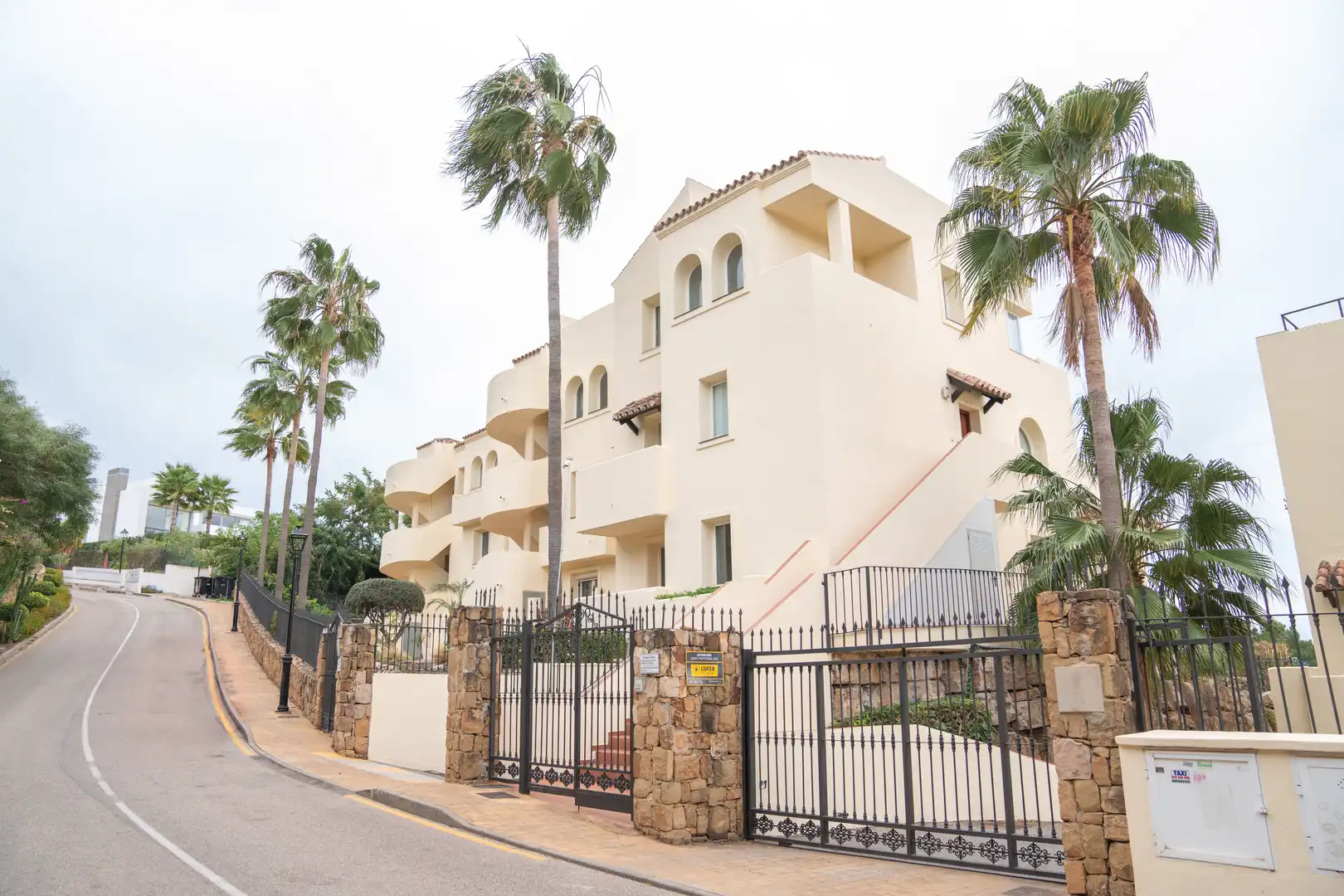 Außenansicht von Wohnung zur Miete in Benahavís mit Klimaanlage, Privatgarten und Terrasse