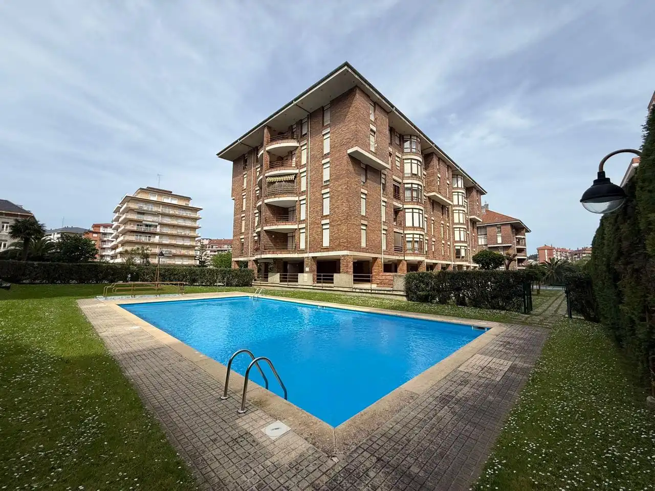 Piscina de Piso en venta en Castro-Urdiales con Calefacción, Parquet y Piscina comunitaria