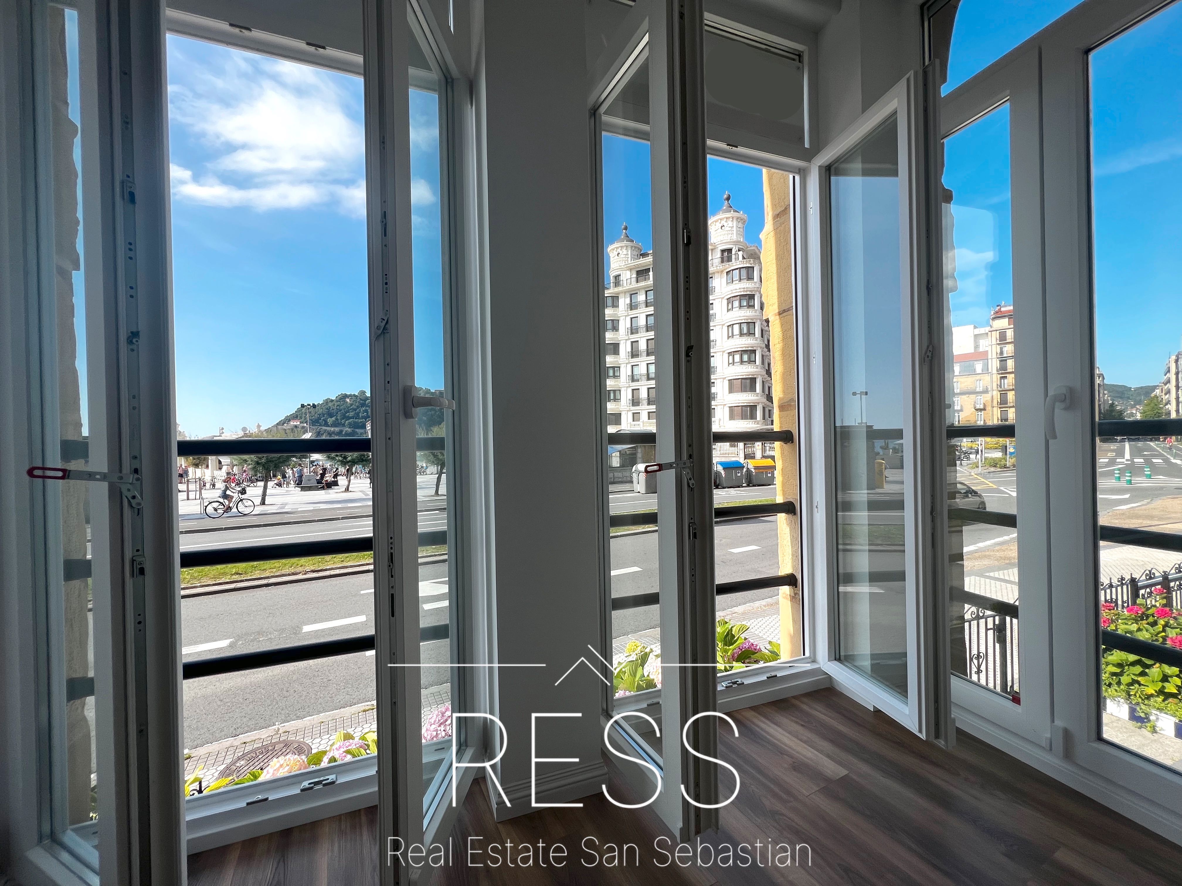Exterior view of Flat for sale in Donostia - San Sebastián   with Terrace and Furnished