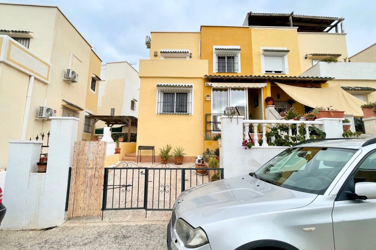Vista exterior de Casa adosada en venta en Orihuela con Aire acondicionado, Terraza y Trastero