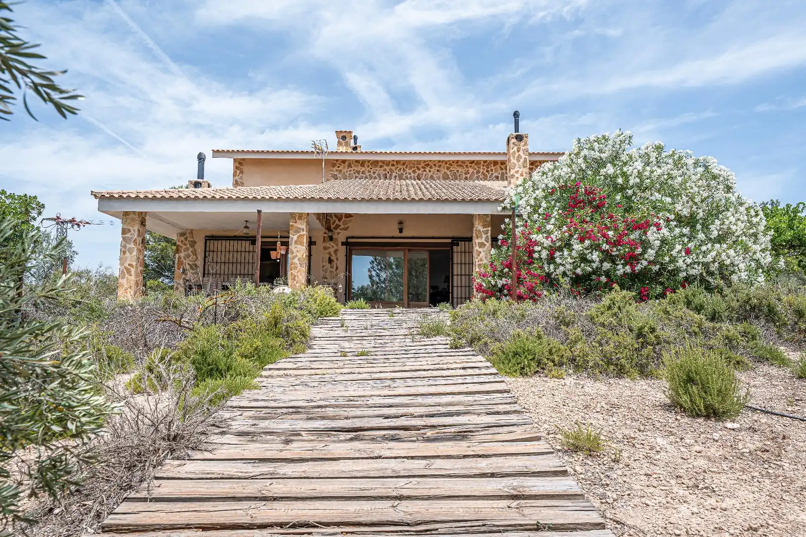 Vista exterior de Finca rústica en venda en Biar amb Calefacció, Jardí privat i Terrassa