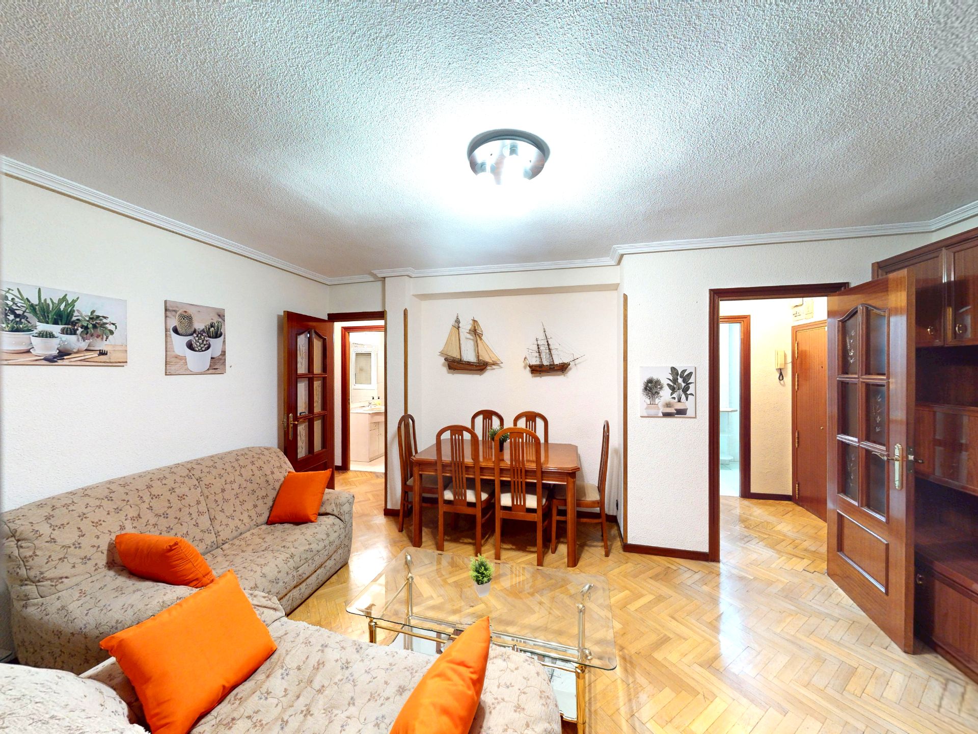 Sala d'estar de Pis en venda en  Madrid Capital amb Calefacció, Parquet i Terrassa