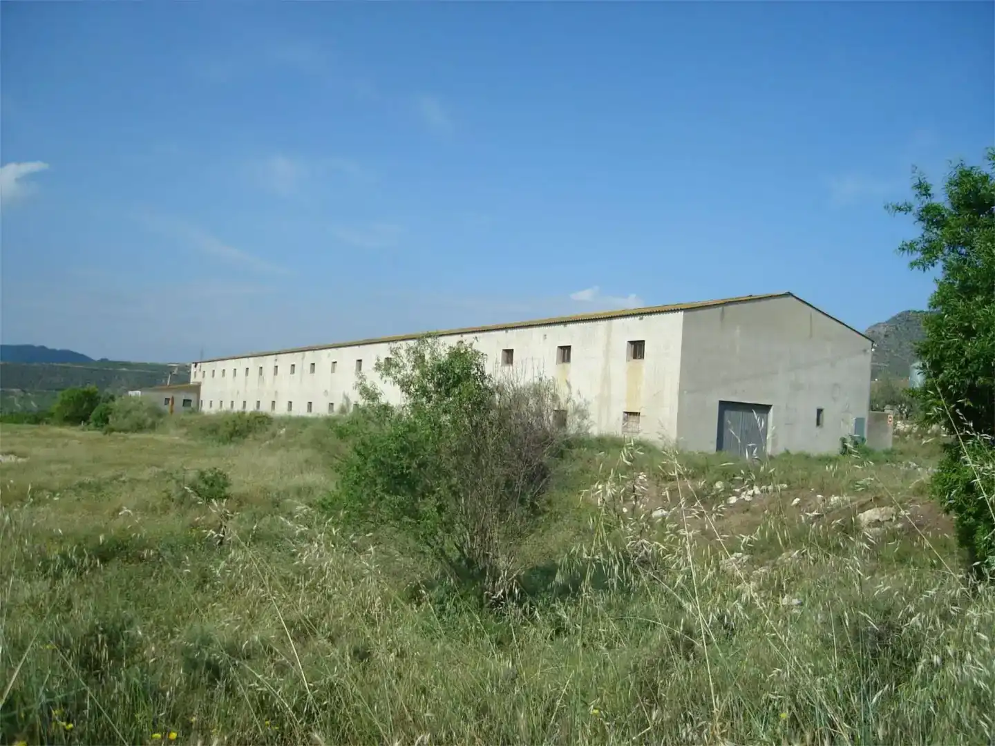Vista exterior de Nau industrial en venda en Mequinenza