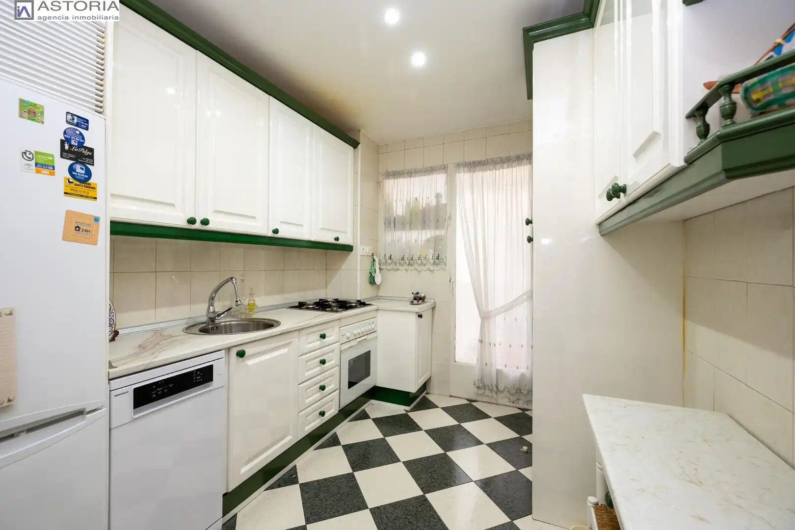 Cuina de Pis en venda en Granada amb Aire condicionat, Calefacció i Terrassa