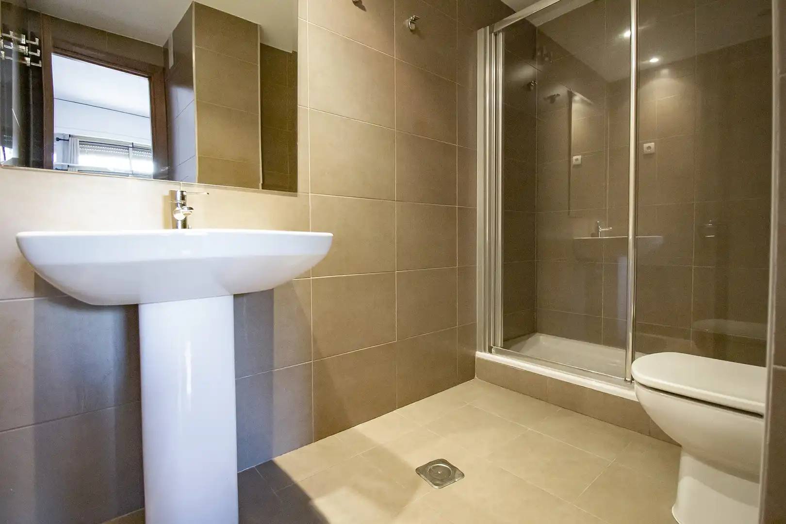 Baño de Piso de alquiler en Madrid con Terraza, Se aceptan mascotas y Piscina comunitaria