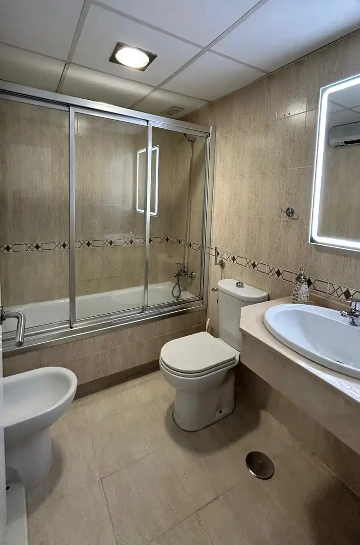 Bany de Casa o xalet en venda en Dos Hermanas amb Aire condicionat, Traster i Piscina comunitària
