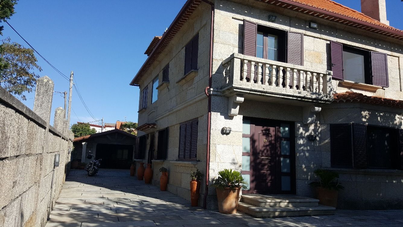 Vista exterior de Casa o xalet en venda en Vigo  amb Calefacció, Jardí privat i Parquet