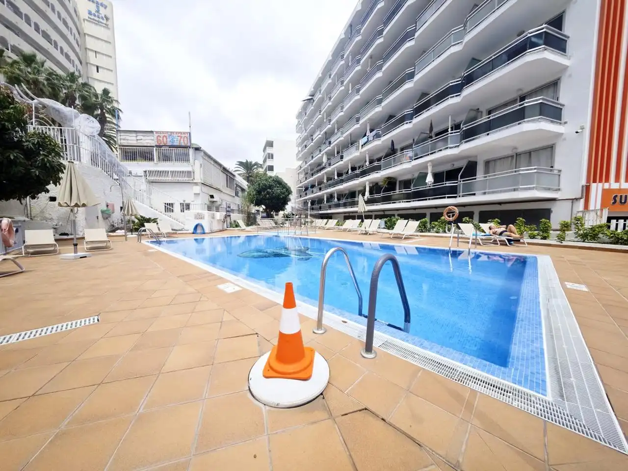 Swimming pool of Flat for sale in San Bartolomé de Tirajana  with Air Conditioner, Terrace and Furnished