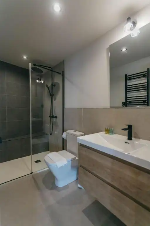 Bathroom of Flat for sale in Sevilla  with Air Conditioner, Heating and Furnished