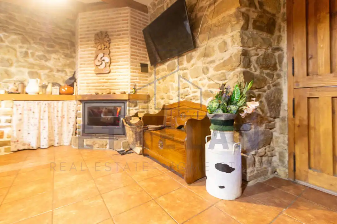 Sala de estar de Finca rústica en venta en Orozko con Calefacción, Jardín privado y Piscina
