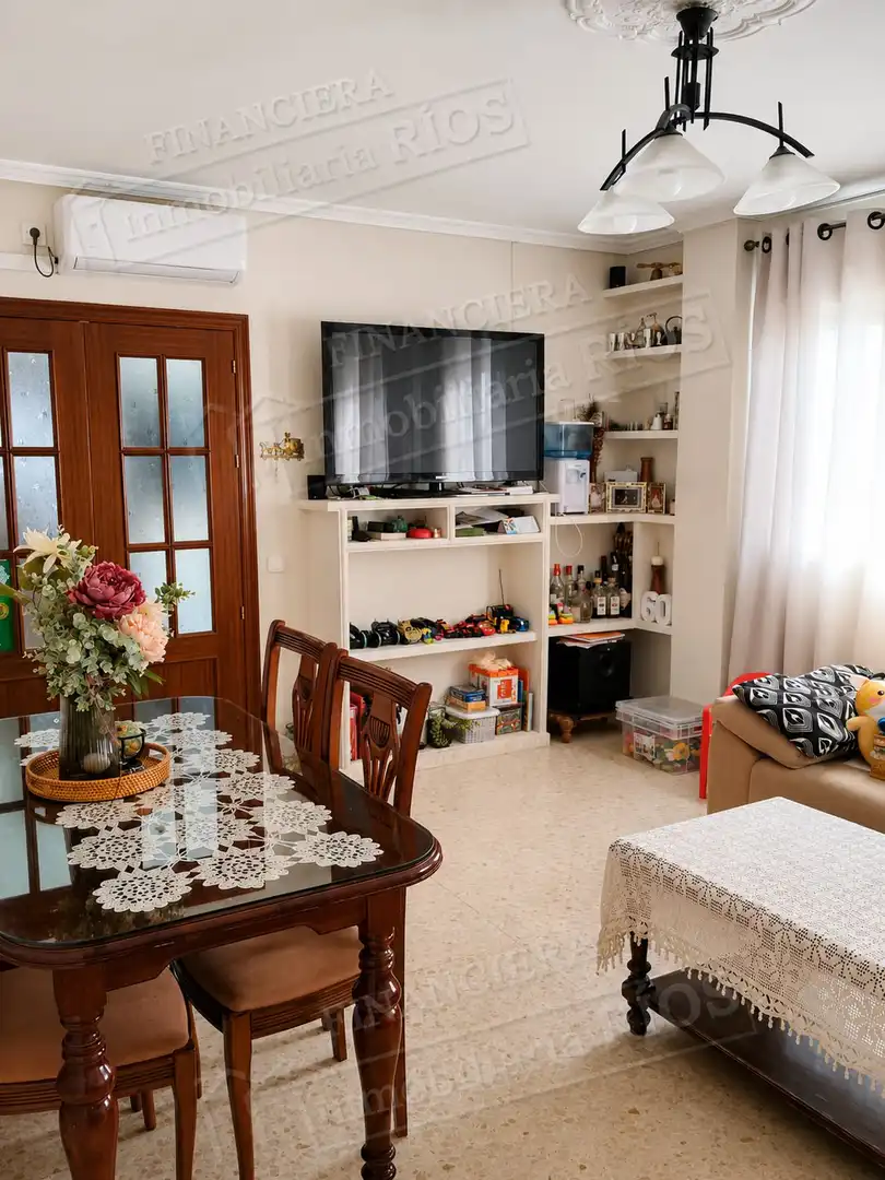Sala d'estar de Casa o xalet en venda en Alcalá de Guadaira amb Aire condicionat i Terrassa