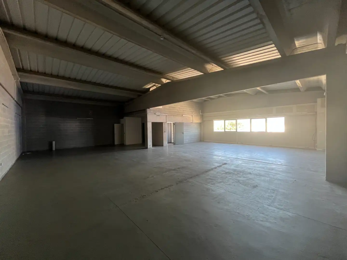 Industrial buildings for rent in Salt