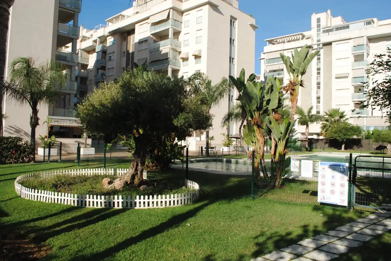 Vista exterior de Pis en venda en Rincón de la Victoria amb Aire condicionat, Piscina i Balcó