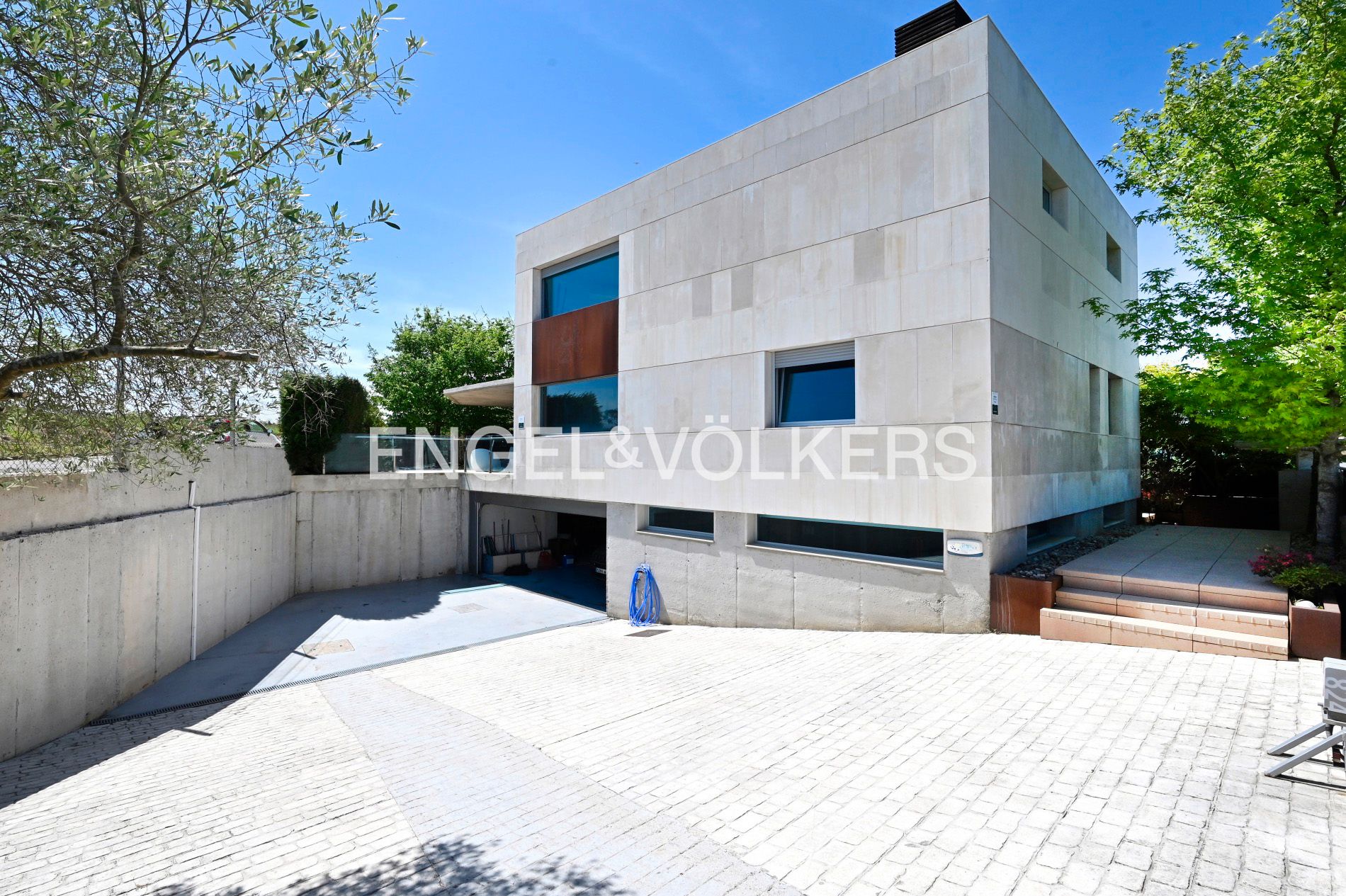 Exterior view of House or chalet for sale in Santa Cruz de Bezana  with Air Conditioner, Heating and Private garden