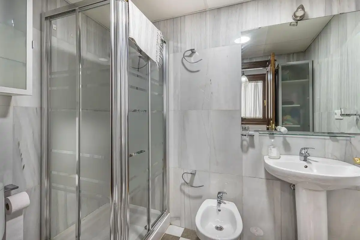 Baño de Piso de alquiler en Granada con Aire acondicionado, Calefacción y Amueblado