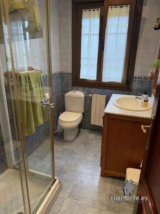 Bany de Casa o xalet en venda en Llanes amb Calefacció, Jardí privat i Terrassa