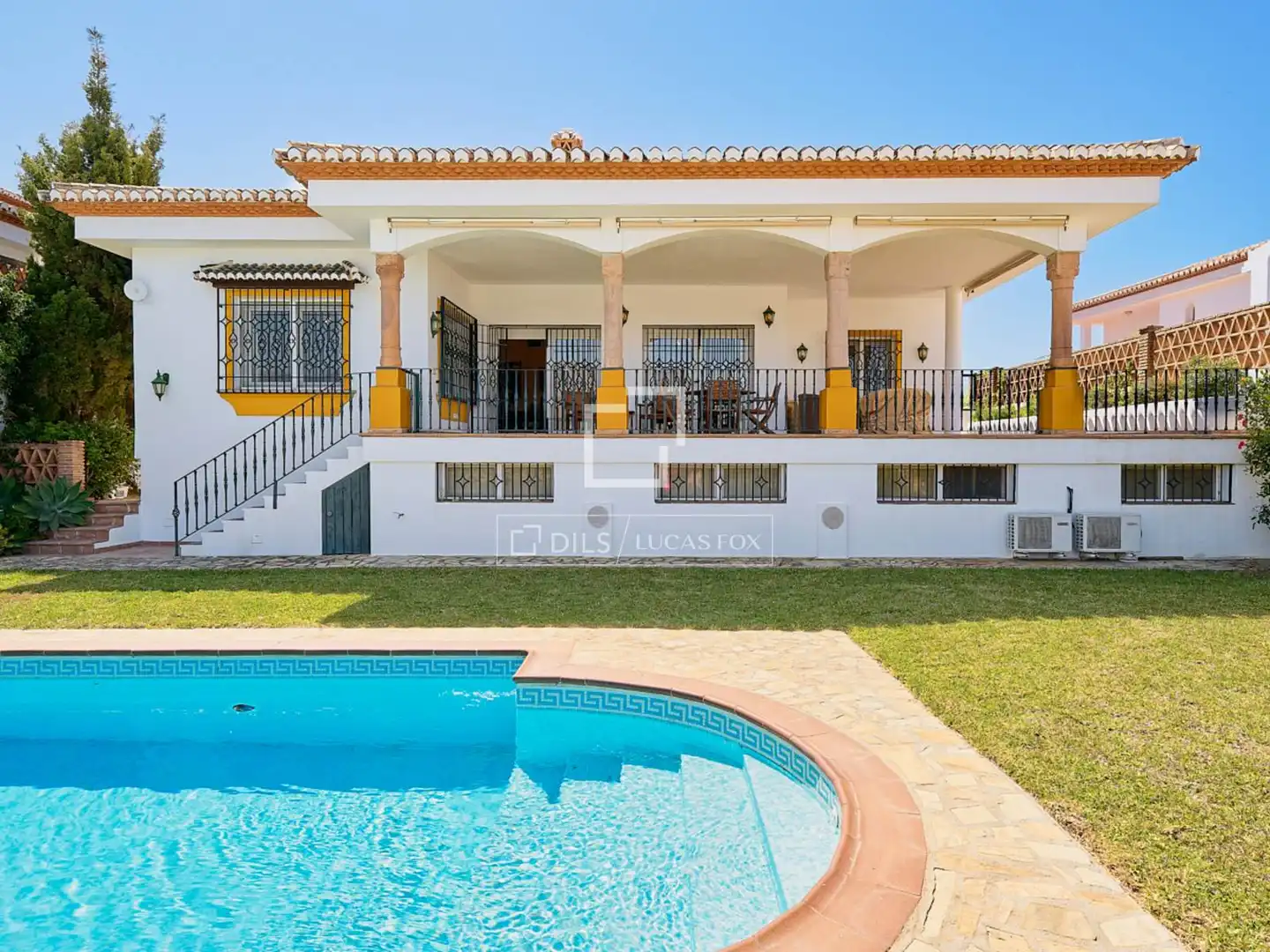 Vista exterior de Casa o xalet en venda en Almuñécar amb Aire condicionat, Calefacció i Jardí privat