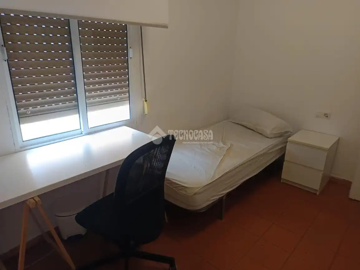 Habitación de Piso en venta en Sevilla con Aire acondicionado, Terraza y Trastero