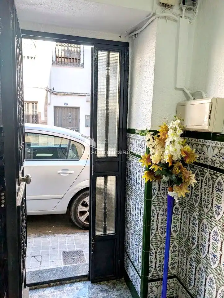 Vista exterior de Casa adosada en venda en Jaén amb Aire condicionat, Terrassa i Balcó