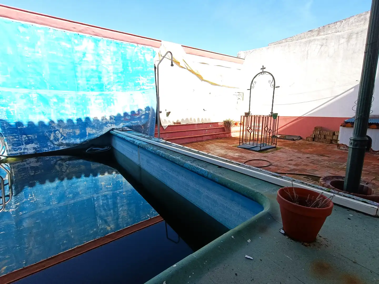 Piscina de Casa adosada en venda en Villanueva del Ariscal amb Aire condicionat, Jardí privat i Terrassa