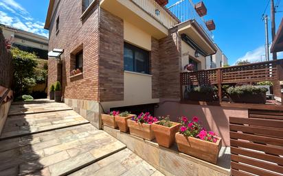 Exterior view of House or chalet for sale in Vilanova i la Geltrú  with Air Conditioner, Heating and Parquet flooring