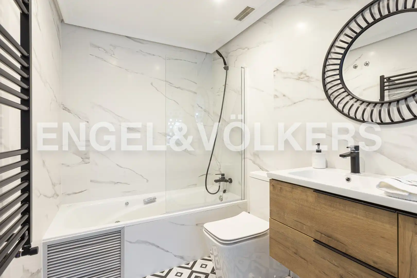 Bathroom of Attic for rent in Madrid  with Air Conditioner, Heating and Parquet flooring