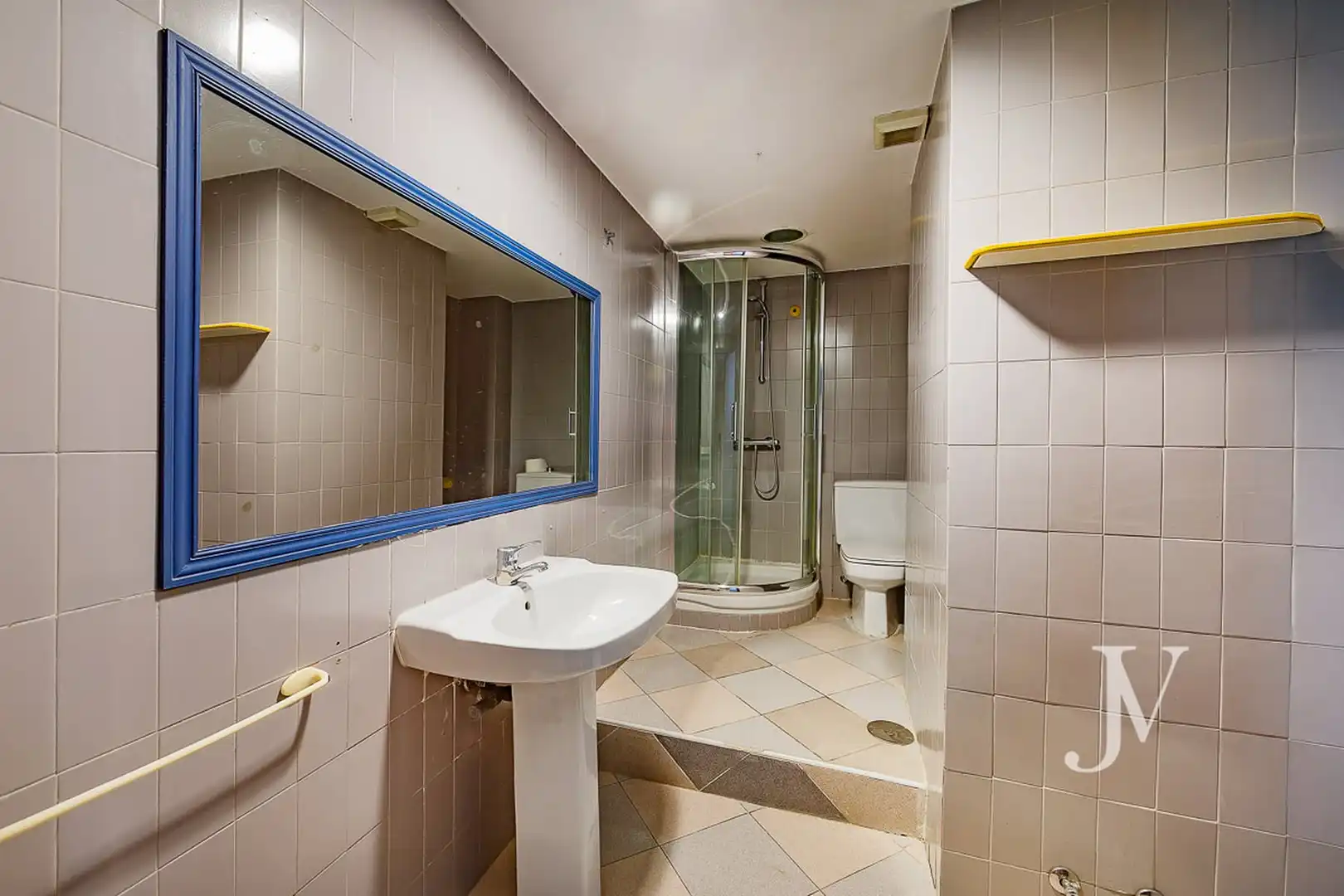 Bathroom of Office for sale in Madrid  with Air Conditioner, Heating and Internet