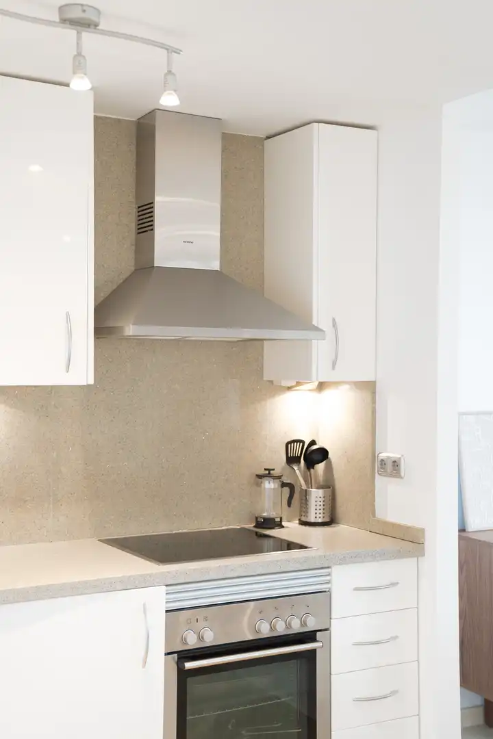 Küche von Wohnung zur Miete in Benahavís mit Klimaanlage, Privatgarten und Terrasse