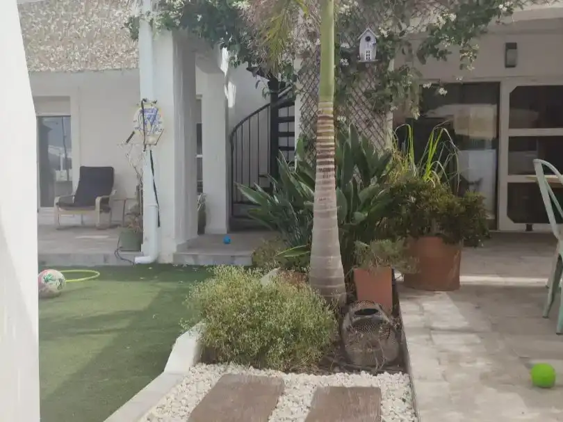 Terrasse von Einfamilien-Reihenhaus zum Verkauf in Polop mit Klimaanlage