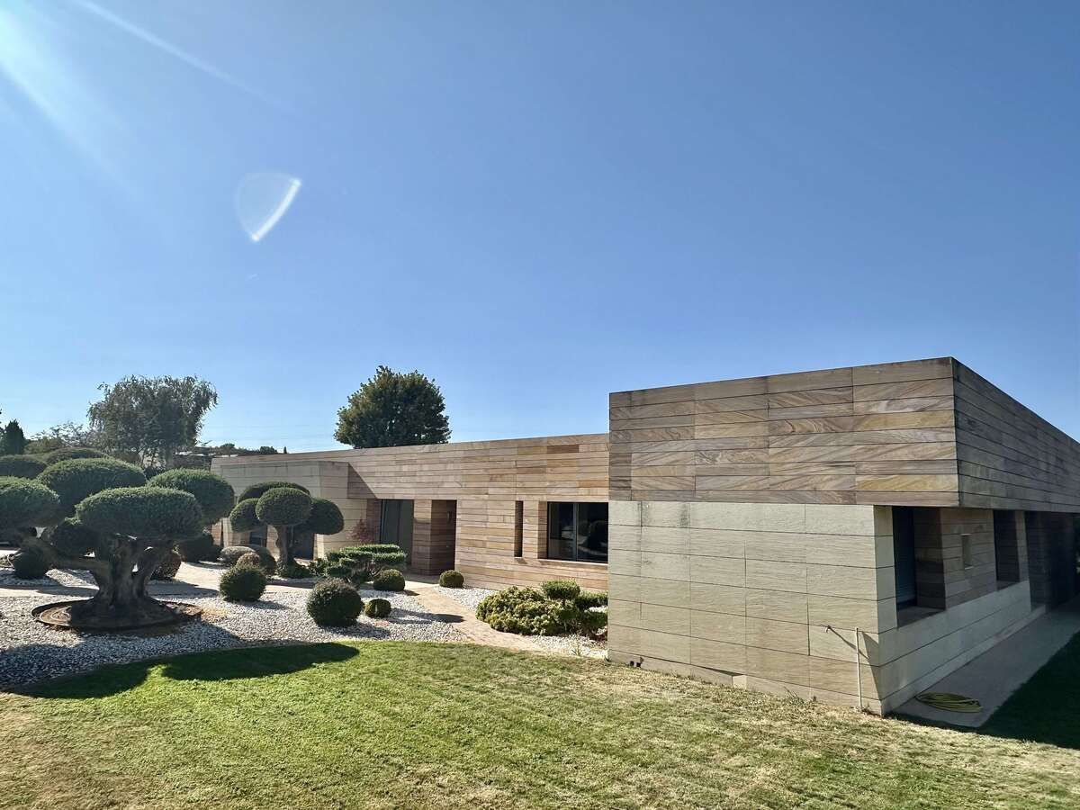 Vista exterior de Casa o xalet en venda en Pozuelo de Alarcón amb Aire condicionat, Jardí privat i Piscina