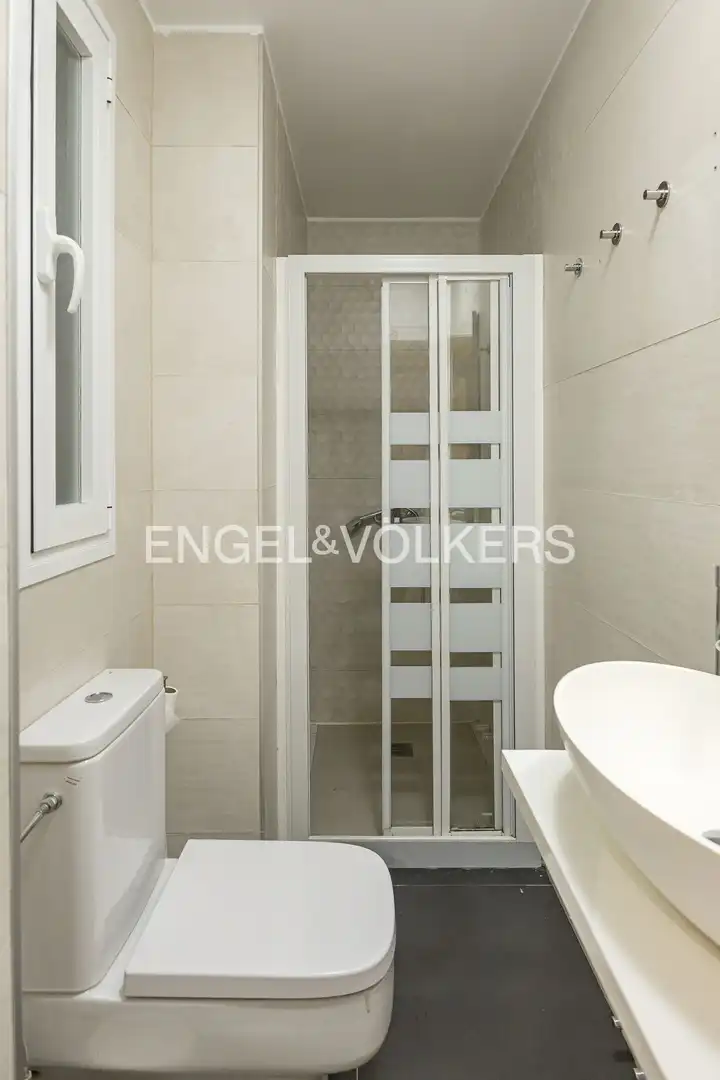 Bathroom of Flat for sale in Madrid  with Air Conditioner, Heating and Parquet flooring