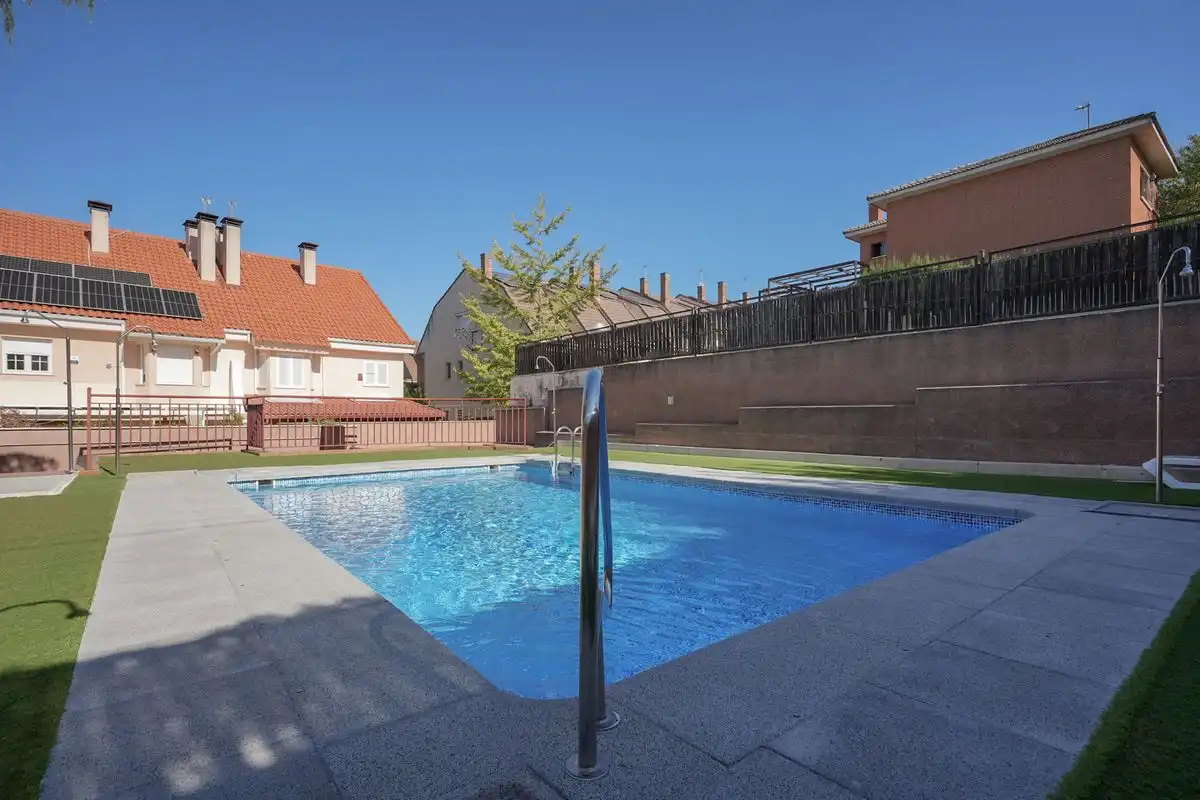 Piscina de Casa adosada en venta en Pozuelo de Alarcón con Aire acondicionado, Calefacción y Jardín privado