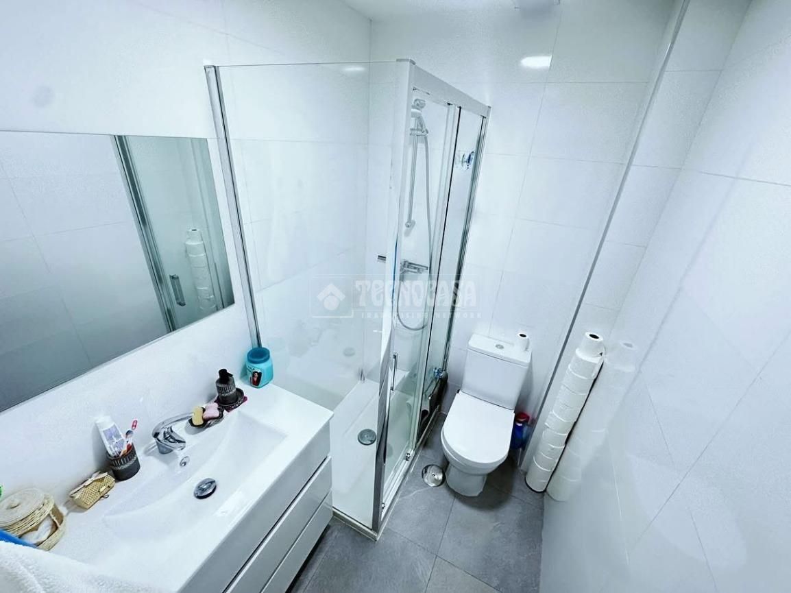 Bathroom of Flat for sale in  Madrid Capital  with Air Conditioner, Parquet flooring and Terrace