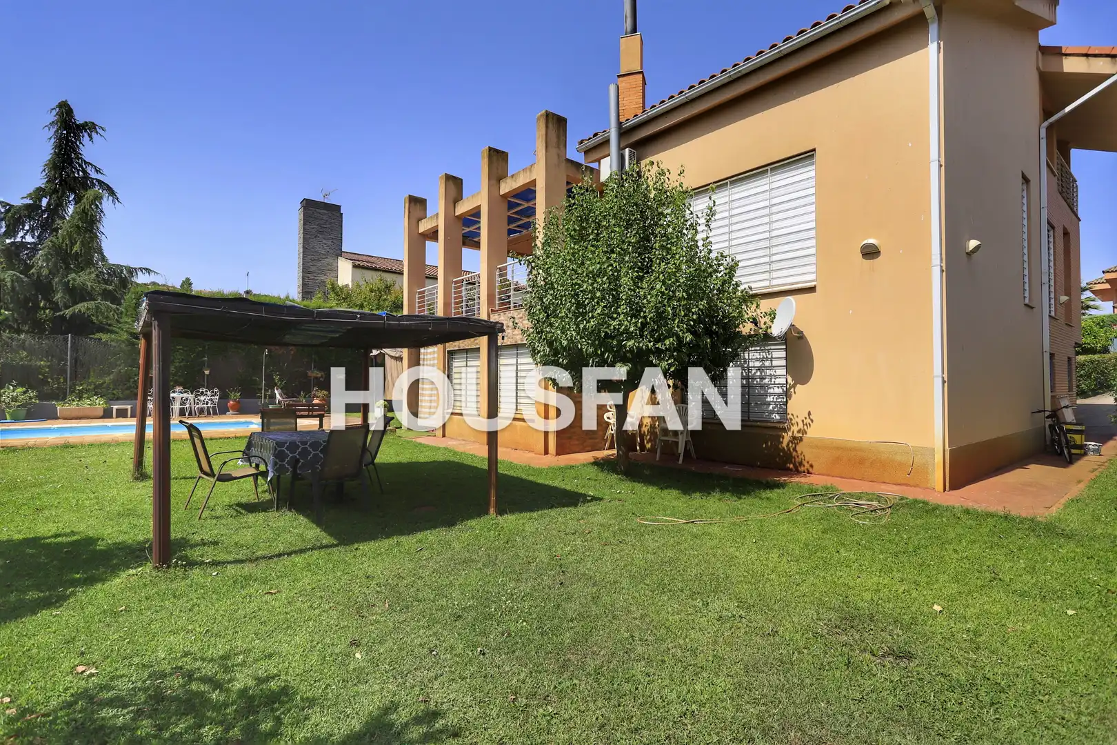 Vista exterior de Casa o xalet en venda en Cáceres amb Aire condicionat, Calefacció i Jardí privat