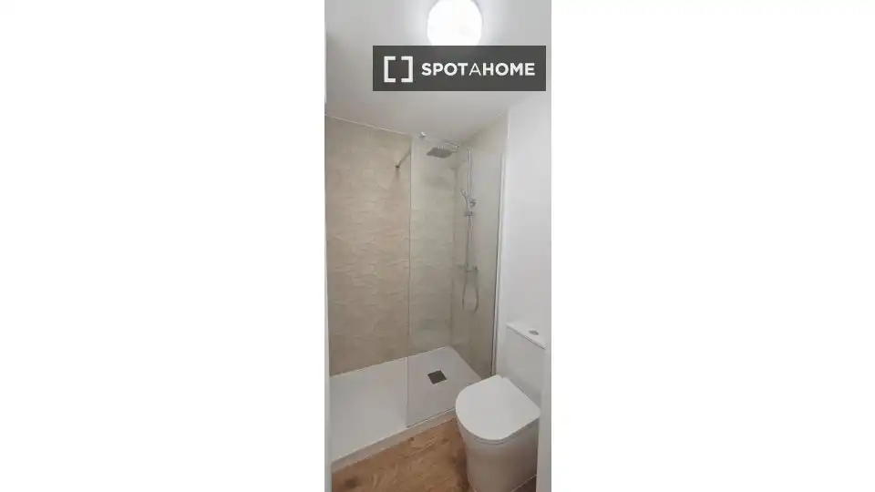 Badezimmer von Wohnung zur untervermieten in Madrid mit Klimaanlage, Heizung und Terrasse