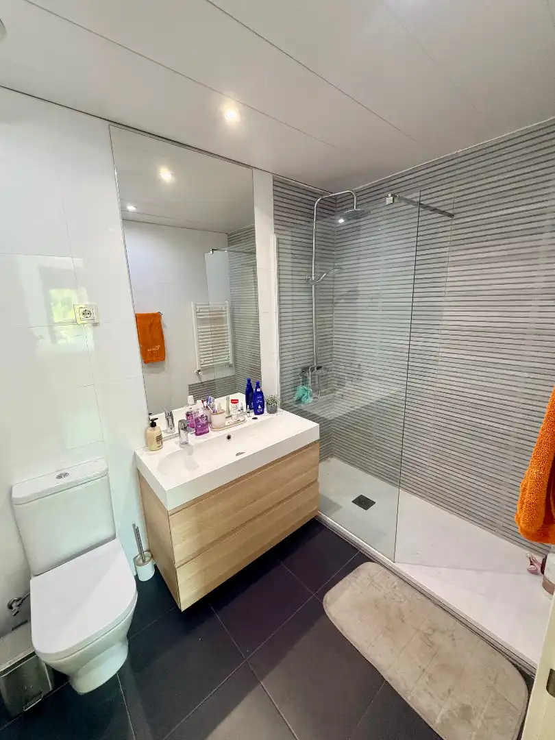 Badezimmer von Wohnung zur Miete in La Moraleja mit Klimaanlage, Heizung und Parkett