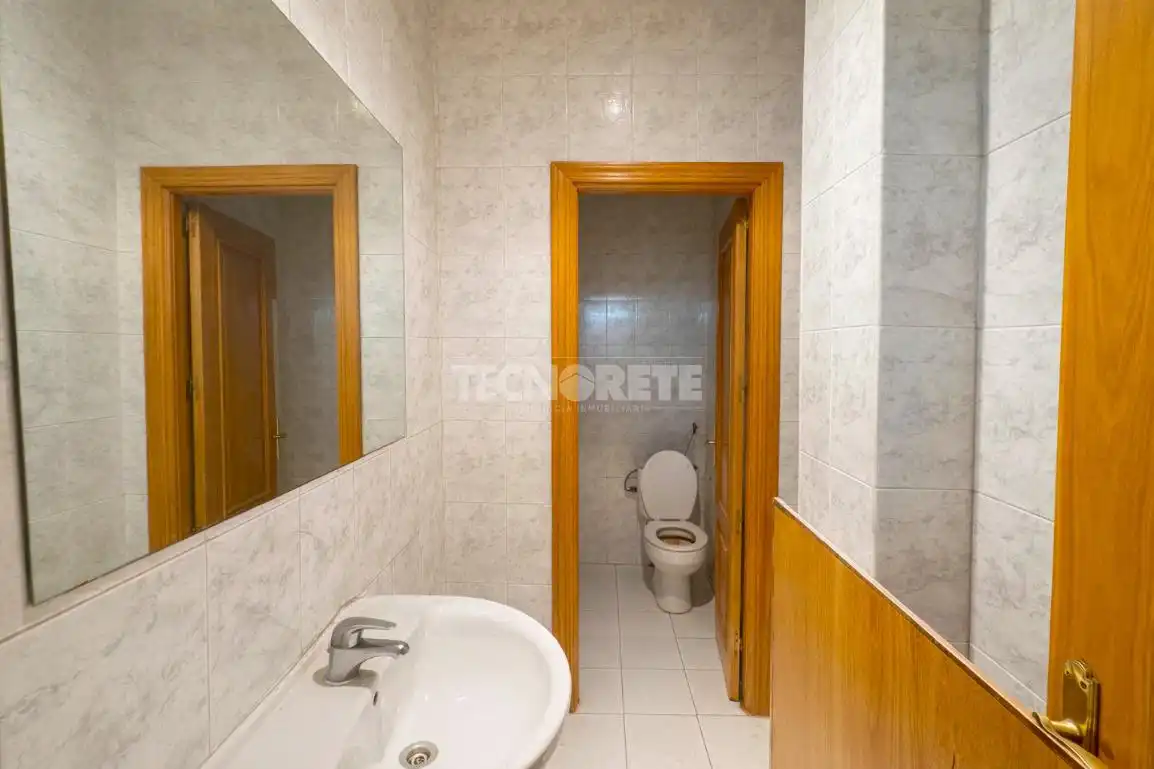 Bany de Local en venda en Madrid amb Calefacció, Parquet i Alarma