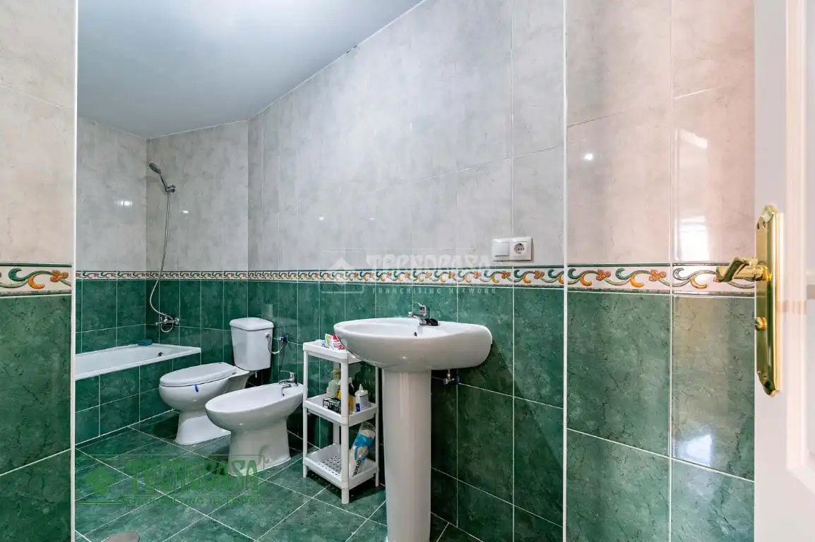 Baño de Piso en venta en Roquetas de Mar con Aire acondicionado, Terraza y Amueblado