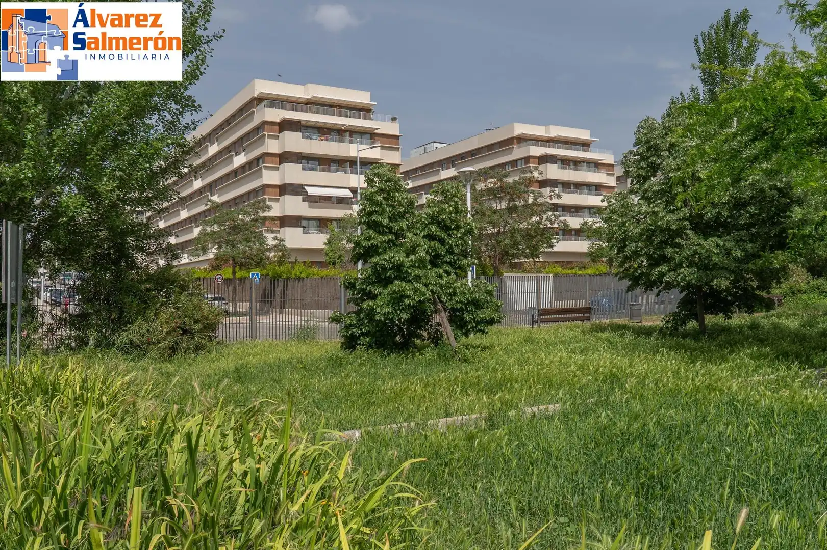 Vista exterior de Pis en venda en Granada amb Moblat i Piscina comunitària