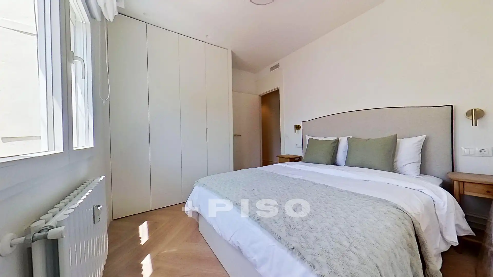 Schlafzimmer von Dachboden zum Verkauf in Madrid mit Klimaanlage, Terrasse und Möbliert