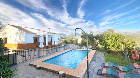 Chalet en venta Comares con 4 dormitorios y piscina
